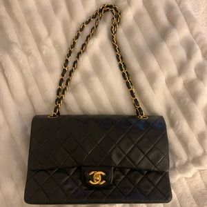 ‼️Vintage (1997-1999) AUTHENTIC Chanel Classic Quilted Lambskin Flap Bag.‼️